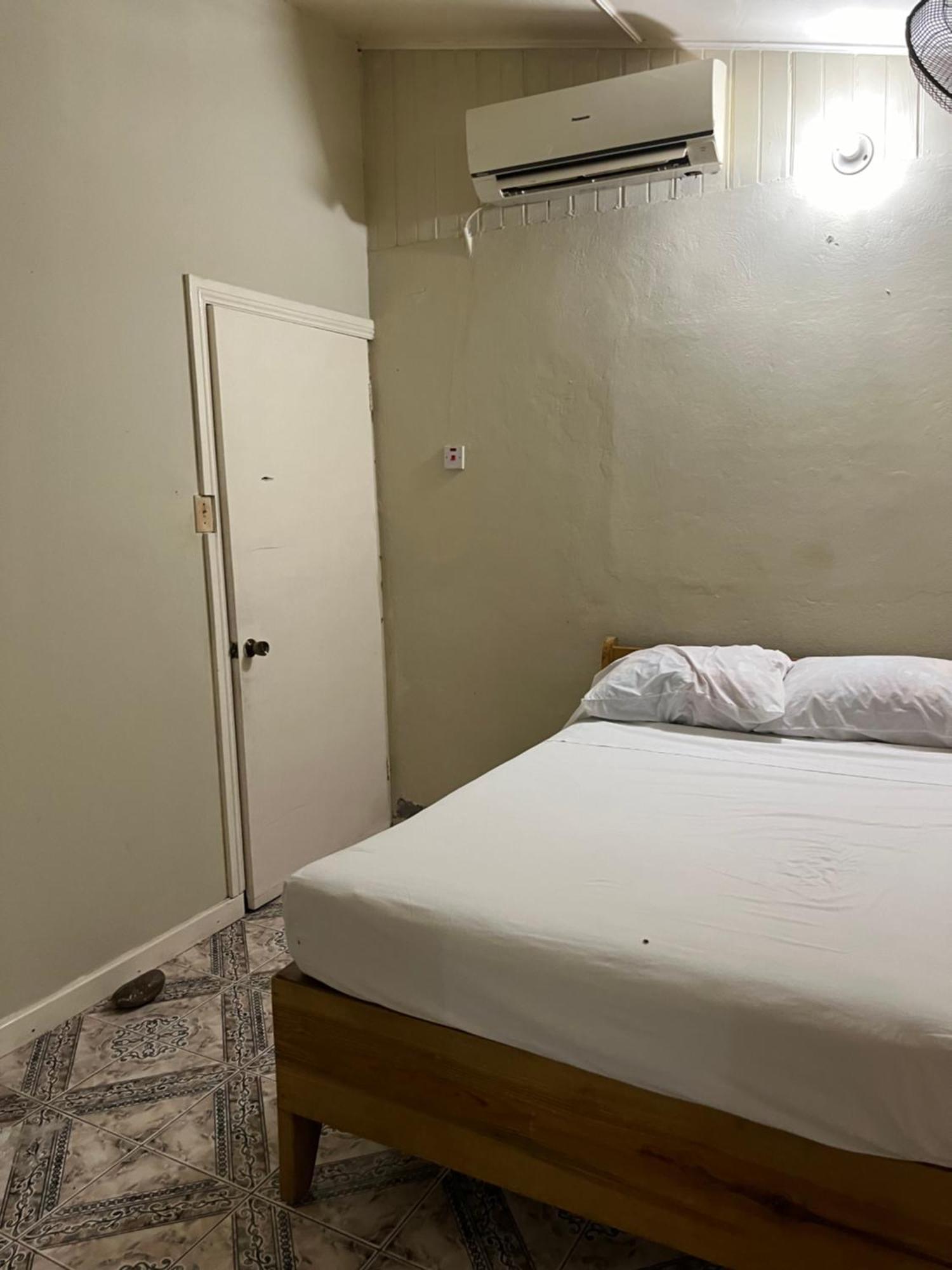 Andre'S Guest House Negril Room photo