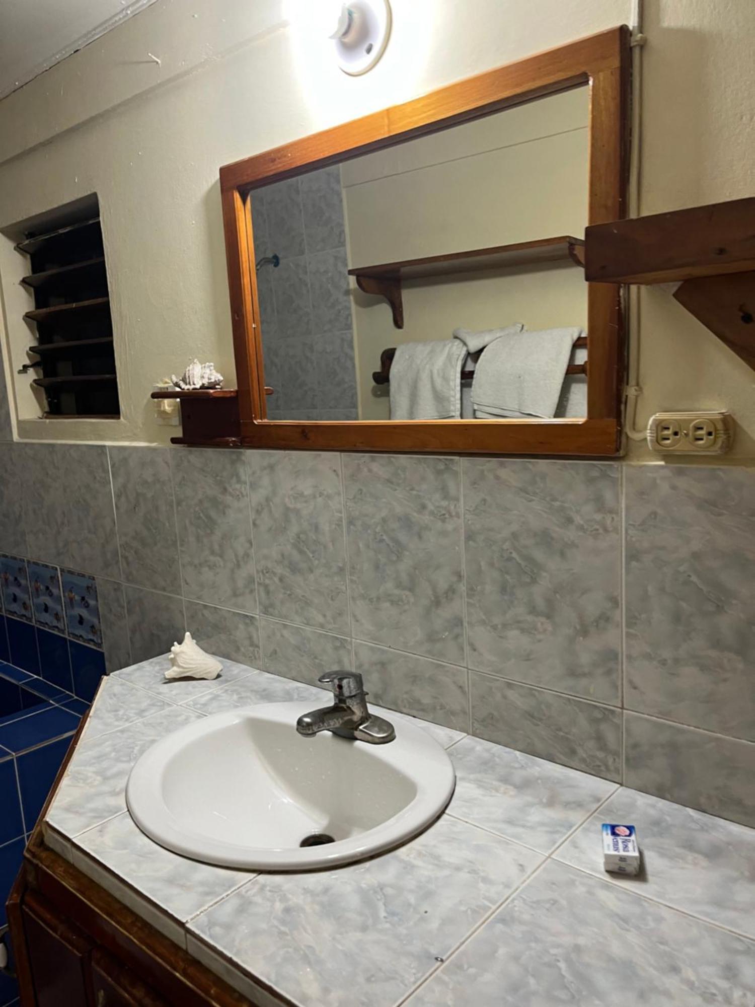 Andre'S Guest House Negril Room photo